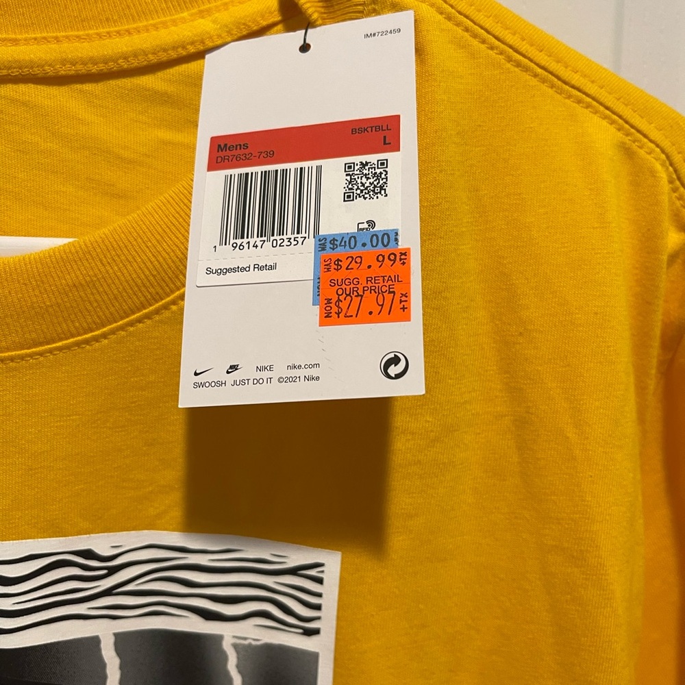 Nike Yellow Short Sleeve Tee with Graphic Design - Picture 2 of 3